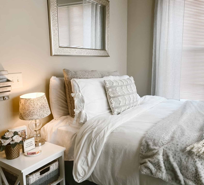 Bedding Set Monochromatic White Floral Line Art Lampshade Silver Mirror