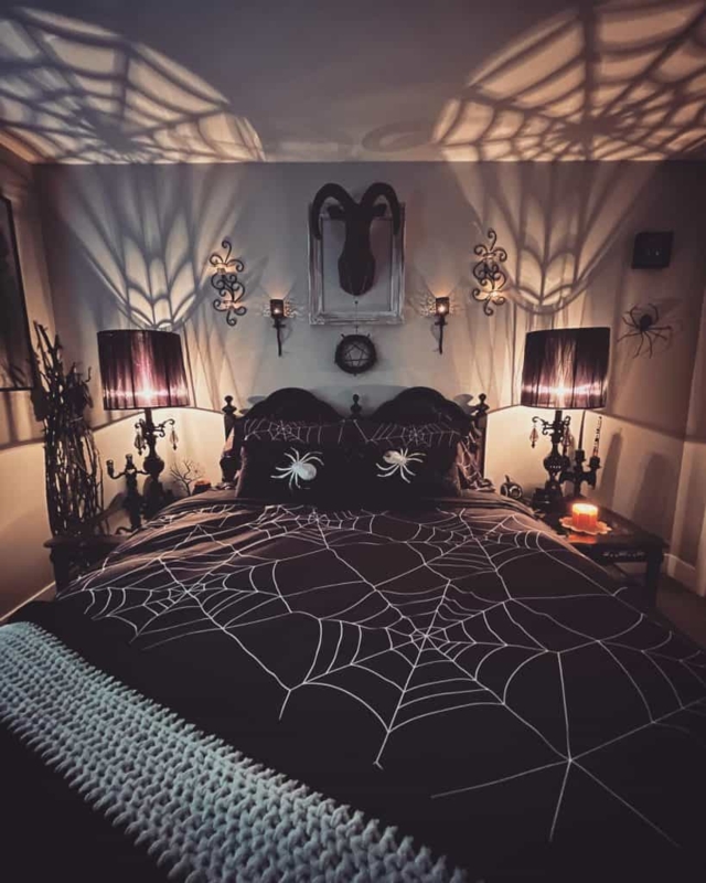 Bedding Set: Spiderweb Pattern Dramatic Shadow Lighting Decor