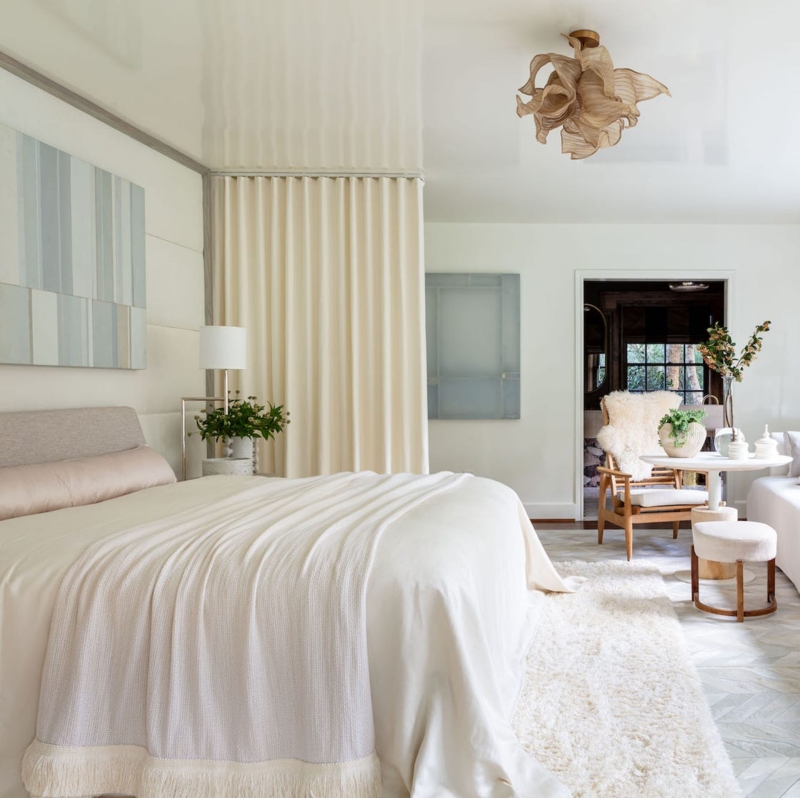 Bedroom Design: High Gloss Ceiling & Sculptural Lighting.
