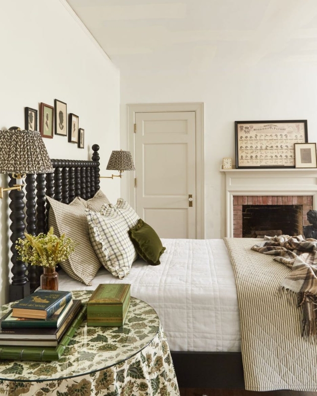Black Spindle Bed Frame Ideas in Traditional Farmhouse Guest Room