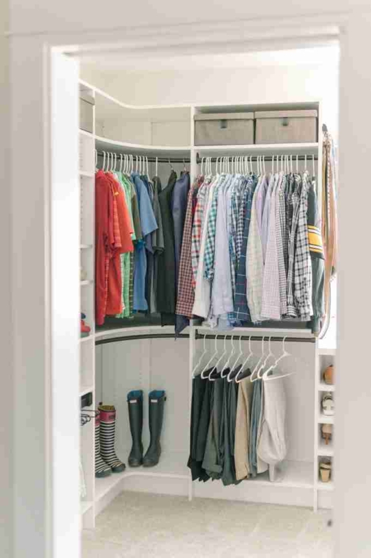 Closet System with Curved Corner Rods and Integrated Shoe Cubbies