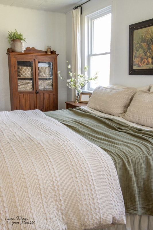 Cottagecore Bedding Ideas: Textured White Quilt and Sage Green Throw