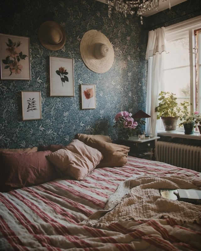 Dark Teal Floral Wallpaper Bedroom: Wall Mounted Hats and Mixed Bedding