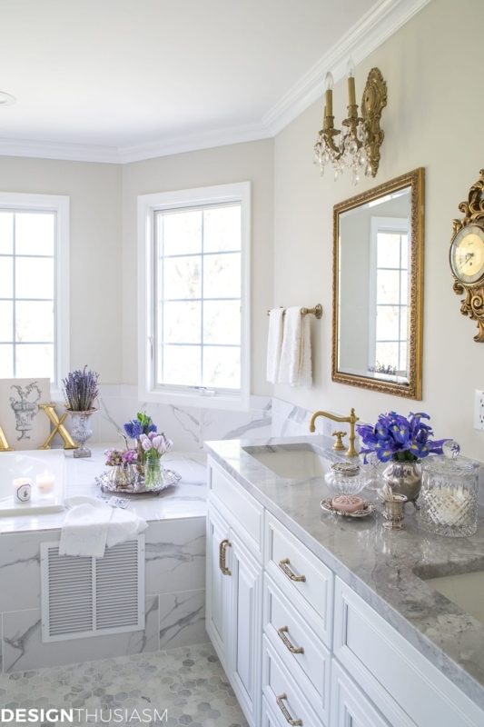 Elegant Bathroom Design: White Vanity with Gold Hardware Accents