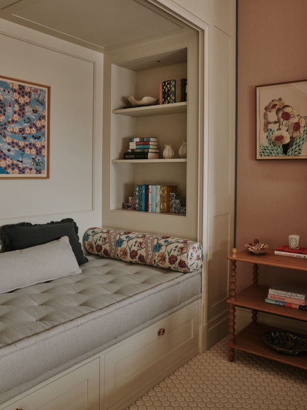 English Country Built-In Daybed Nook Ideas With Tufted Seat