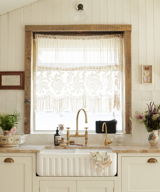 Farmhouse Sink: Fluted Apron Front with Lace Cafe Curtain & Brass Faucet