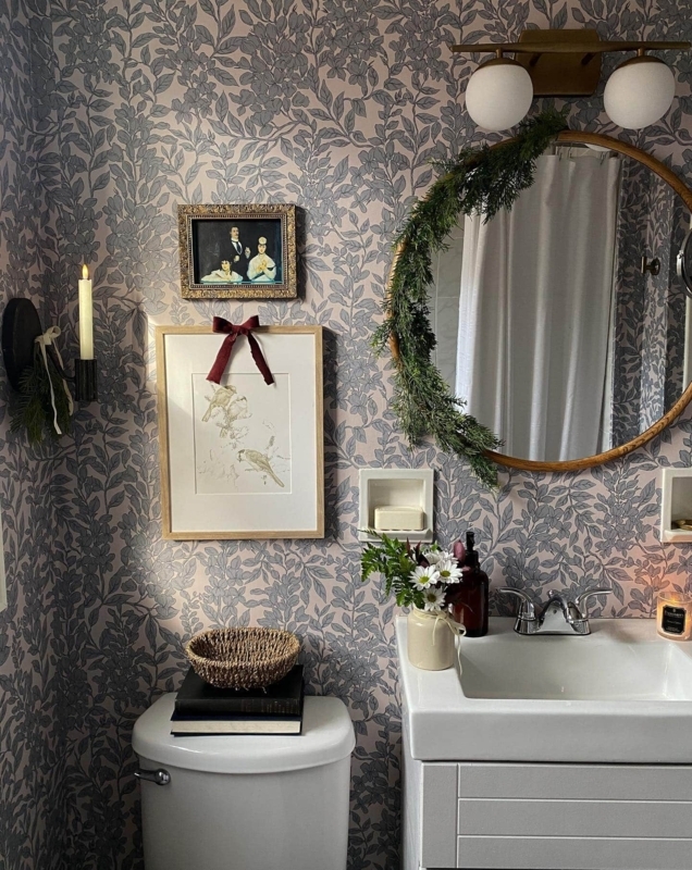 Festive Bathroom Wallpaper Decor: Evergreen Garland Mirror Accent