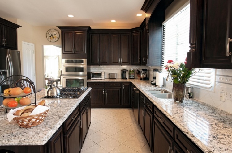 Kitchen Island with Integrated Cooktop and Chocolate Brown Cabinets