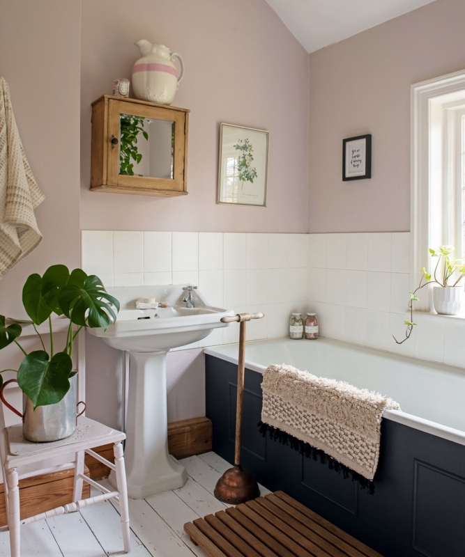 Mauve Pink Bathroom Wall Ideas: Navy Blue Bathtub Paneling Styling