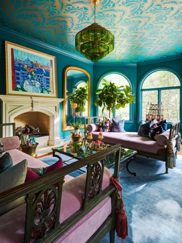 Maximalist Teal Living Room Design: Patterned Ceiling & Pink Daybeds