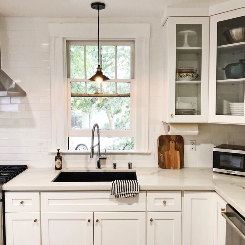 Modern Farmhouse Kitchen Design with Black Undermount Sink Contrast
