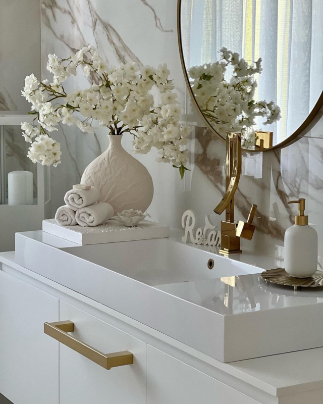 Modern Glam Bathroom Vanity: Gold Faucet and Marble Veined Backdrop