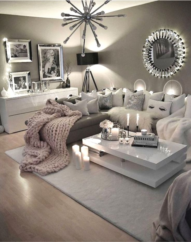 Modern Glam Living Room: Tiered Glossy Table and Blush Pink Knits