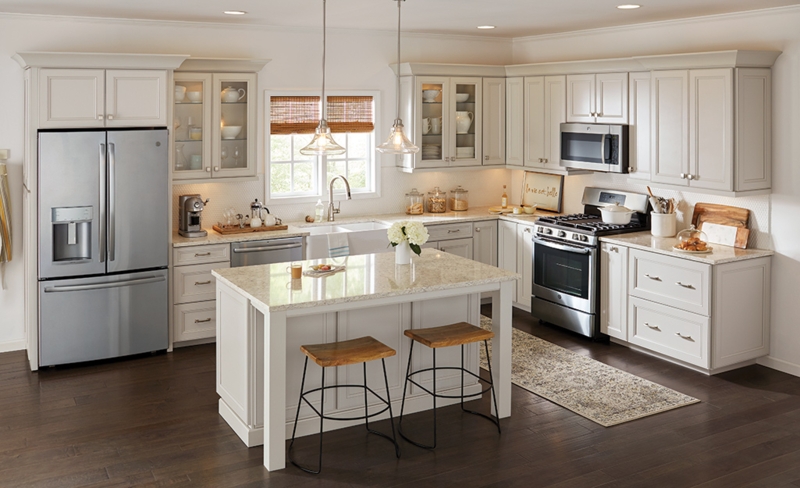 Off-White Shaker Cabinet Kitchen with Farmhouse Sink and Island