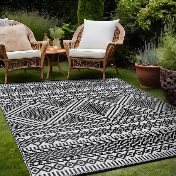 Outdoor Area Rug: Reversible Black and White Plastic Trellis