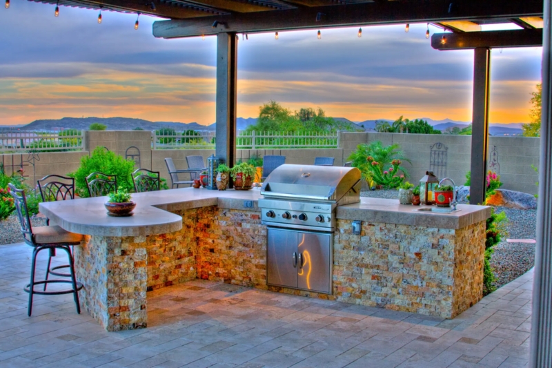 Outdoor Bar with Desert View: L-Shaped Stacked Stone Base