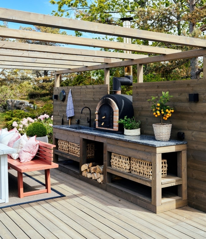 Outdoor Pizza Oven Station Ideas with Wooden Pergola & Woven Baskets
