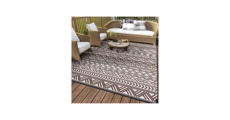 Outdoor Rug with High Contrast Geometric Motif for Modern Patio
