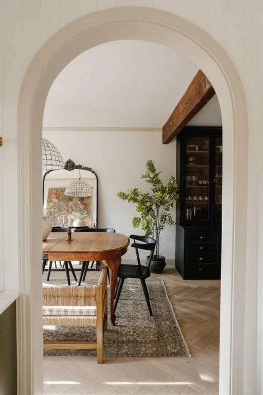 Patterned Area Rug in Dining Room with Arched Doorway