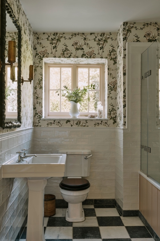 Traditional Small Bathroom with Floral Wallpaper and Checkerboard Floor