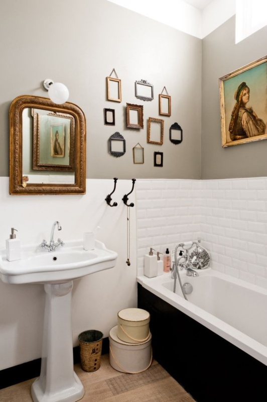 Vintage Bathroom Wall Decor Ideas Using Empty Frame Gallery