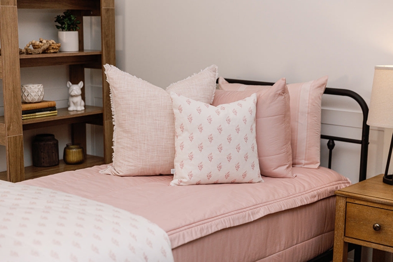 Blush Pink Bedding Set with Zipper Closure and Quilted Texture