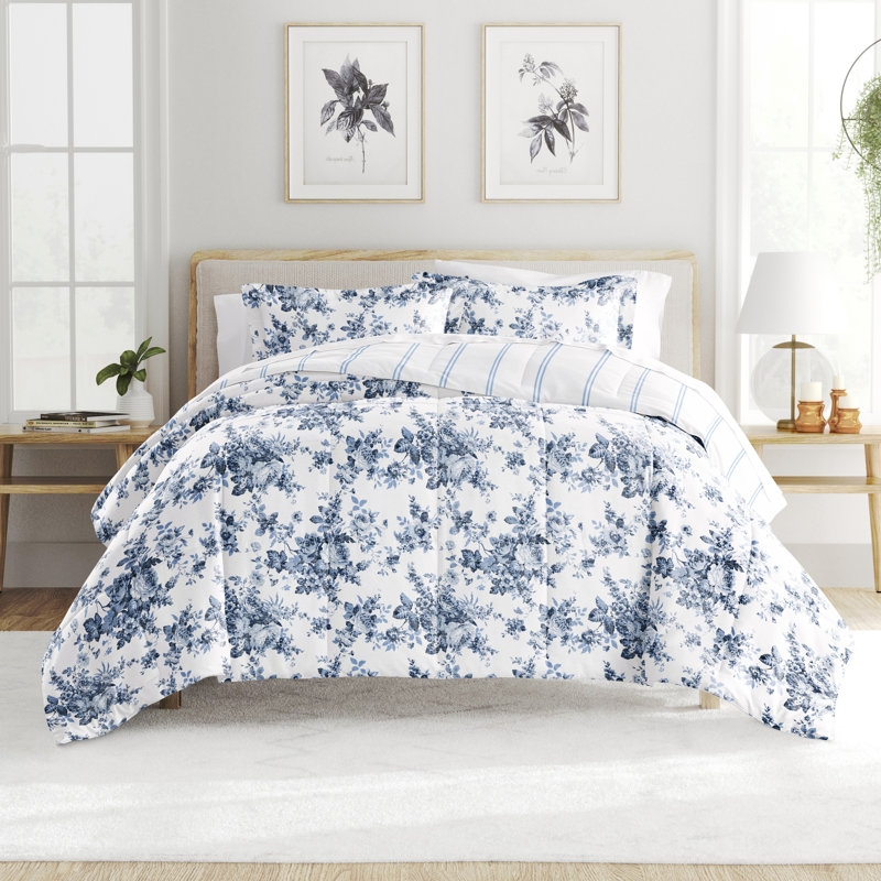 Comforter Set Cabbage Rose Print: Shabby chic rose pattern comforter look.