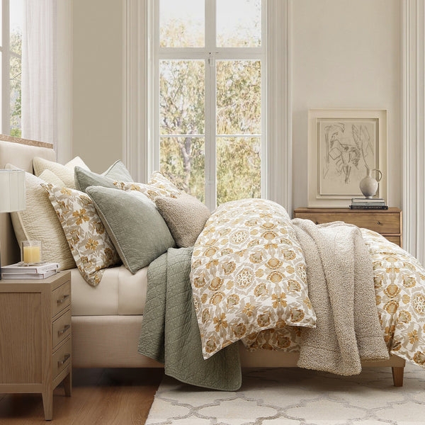 Comforter Set Ogee Pattern: Navy ogee comforter design, velvet accents.