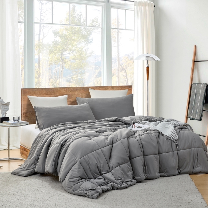 Comforter Set Oversized Shaggy Texture: Shaggy faux fur bedding look.