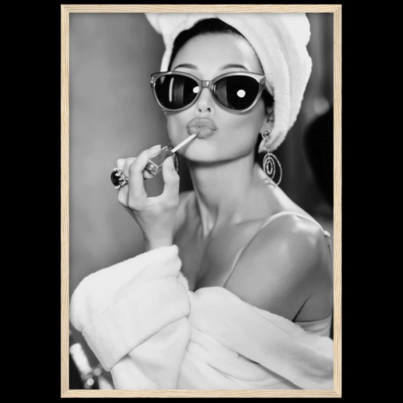 Glamour Wall Art: Framed Vintage Bathroom Print