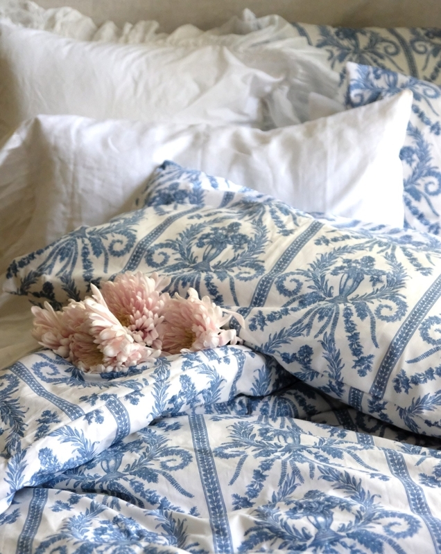 Linen-Like Bedding Set with Layered Pillows Classic French Blue Toile