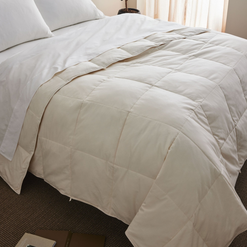 Off-White Lofty Box-Stitch Comforter for Modern Bedroom