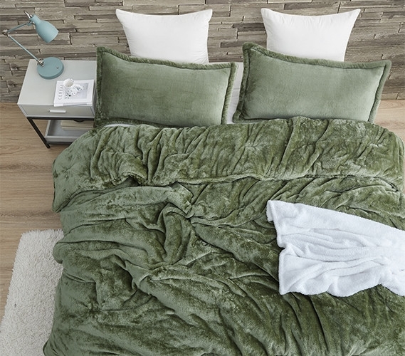 Plush Forest Green Comforter Set with Shaggy Texture for Cozy Dorm Rooms