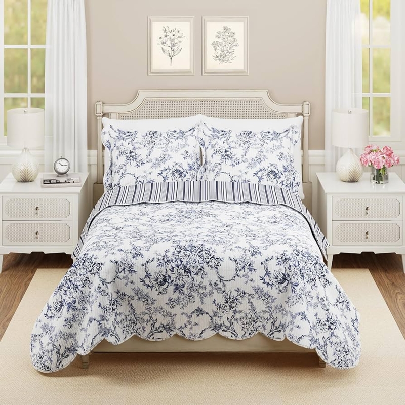 Quilt Set Blue Floral Toile Reversible Scalloped Diamond Quilting