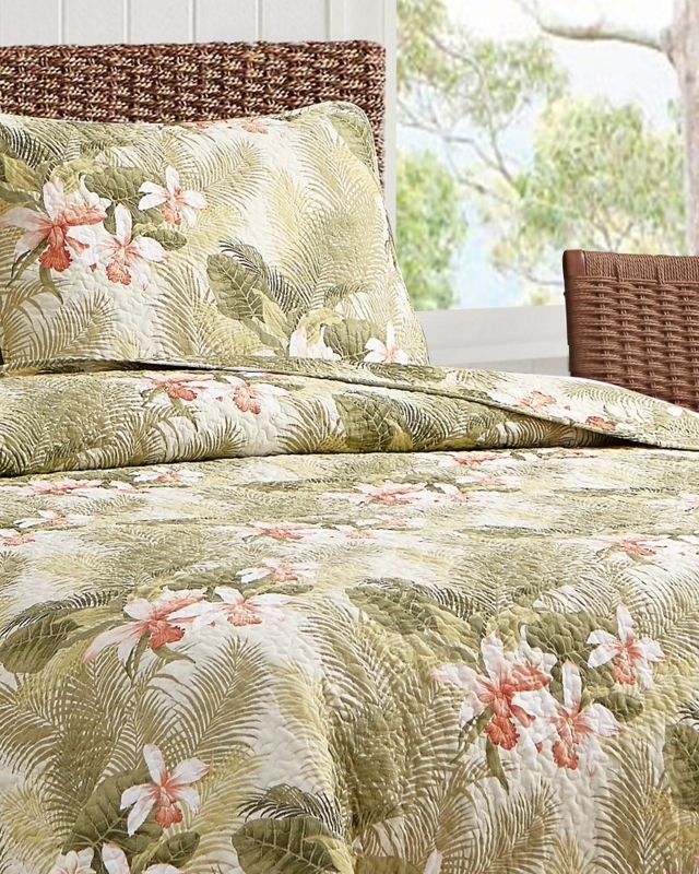 Quilt Set featuring Tropical Orchid Print and Scalloped Borders