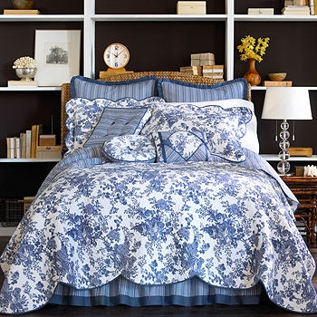 Quilt with Scalloped Edges in Cottage Style Farmhouse Floral Set