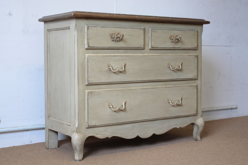 Chest of Drawers Distressed Grey Finish with Cabriole Legs and Scalloped Apron