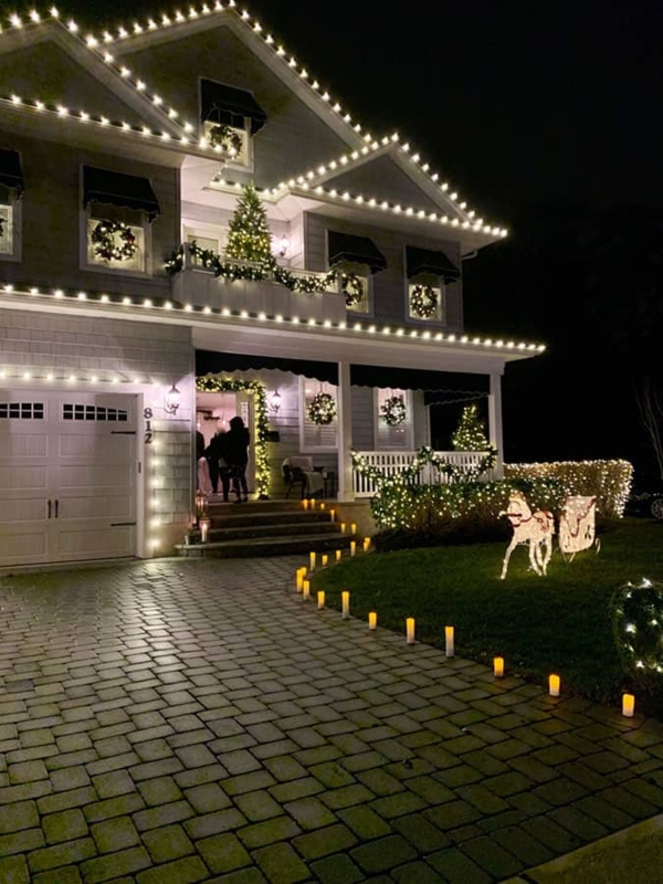 Christmas Lights Roofline Driveway Luminaries Window Wreaths (71)