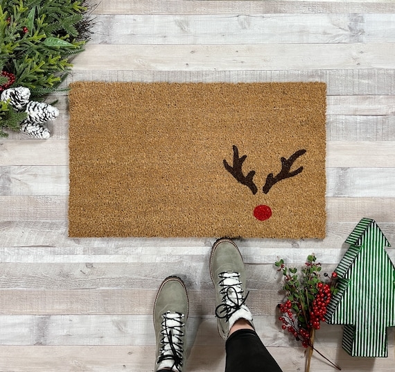 Doormat Minimalist Reindeer Graphic Coir, Red Nose Accent, Festive Coir Entryway Mat