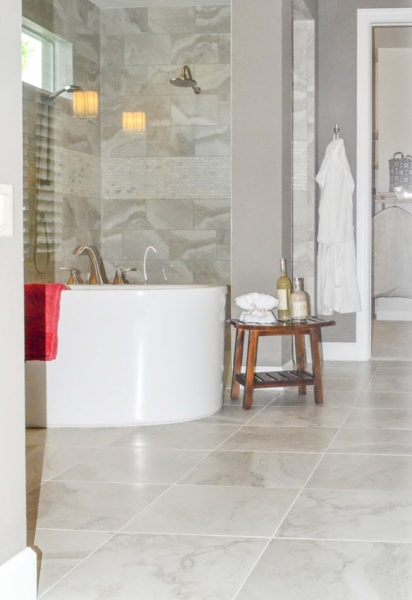 Freestanding Bathtub: Curved Tub Silhouette & Marble Look Tile