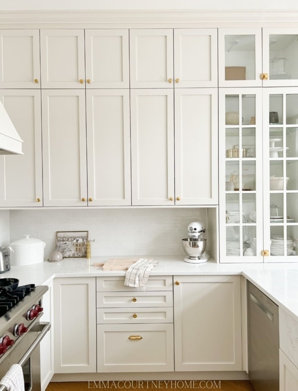 Glass Muntin Door Cream Shaker Cabinets with Brass Knobs (65 characters)
