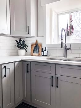 Matte Black Rectangular Cabinet Pulls on Shaker Kitchen Cabinets
