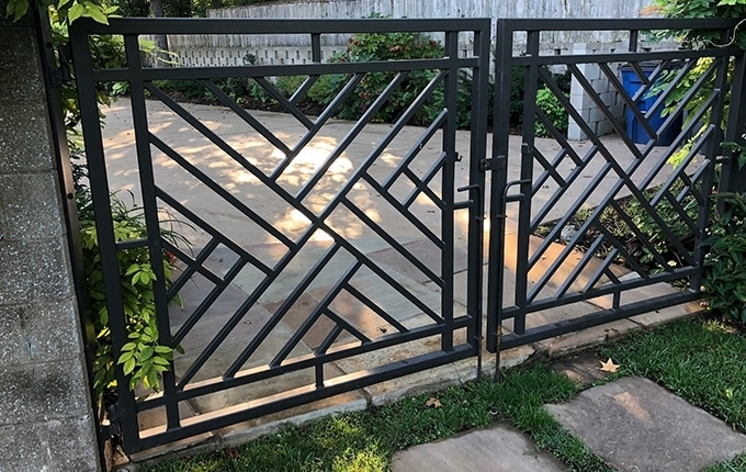 Metal Gate Asymmetrical Geometric Pattern Matte Black Modern Design