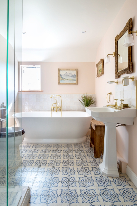 Patterned Floor Tiles Blue and White Ceramic Traditional Bathroom