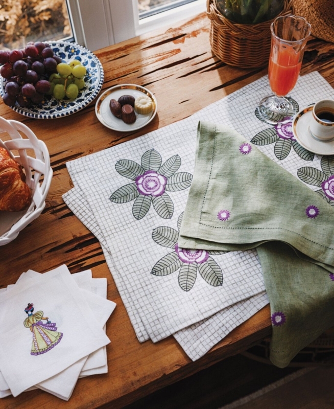 Placemat Set Large Flower Embroidery, Embroidered Floral Styling