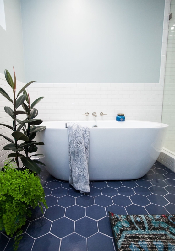 Soaking Bathtub Freestanding Glossy Acrylic White Soaking Tub