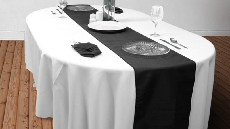 Tablecloth White with Black Runner and Sunburst Textured Plates