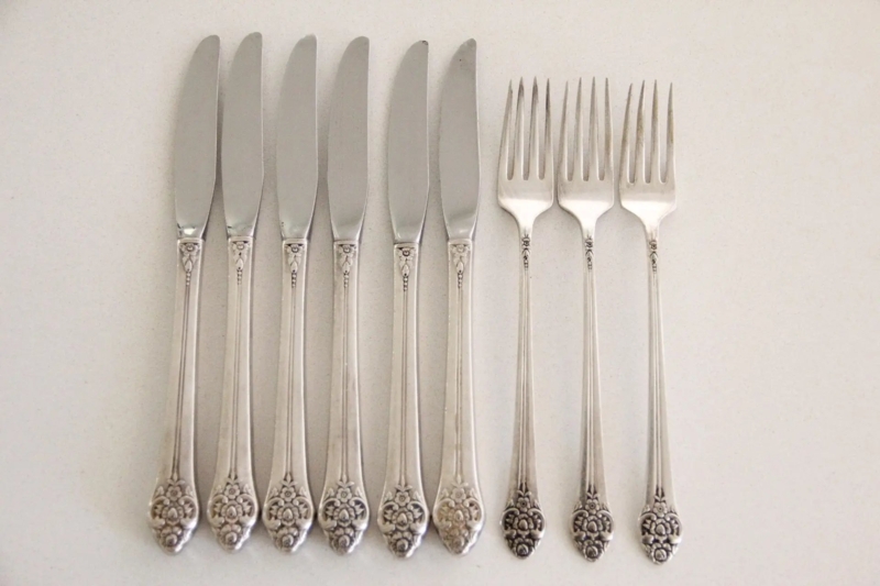 Traditional Grille Style Flatware Set Floral Embossed