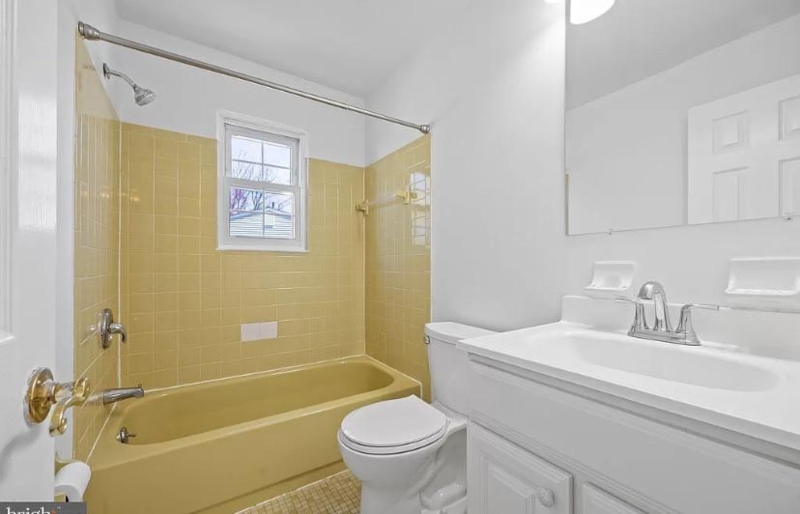 Wall Tiling Vintage Square Glossy Grid Pattern Mid Century Tub Area