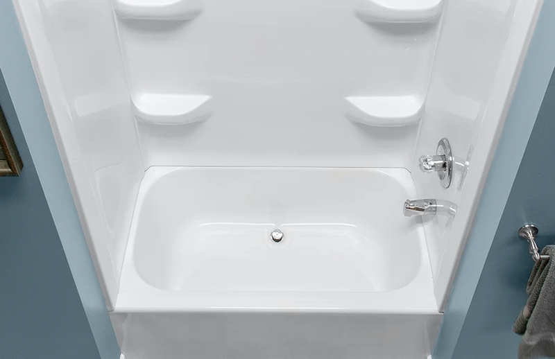 Alcove Bathtub with Seamless Matching Surround and Integrated Shelves